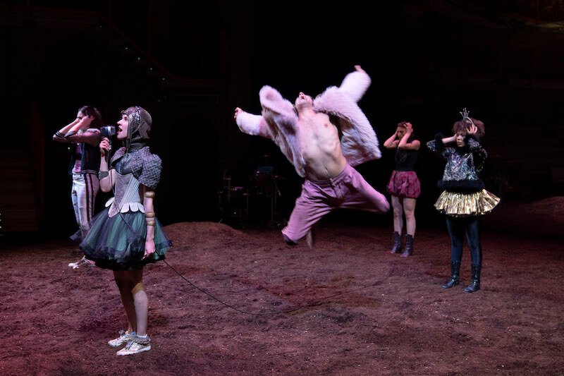 Una scena di "Sogno di una notte di mezza estate" di Shakespeare per la regia di Carmelo Rifici. Foto di Masiar Pasquali