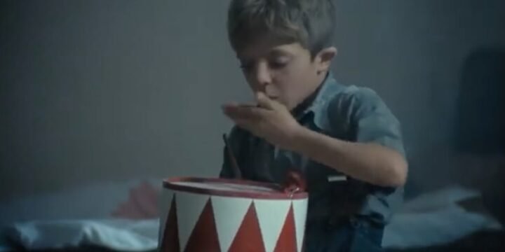 Uno screenshot del film "Il tamburo di latta" di Volker Schlöndorff