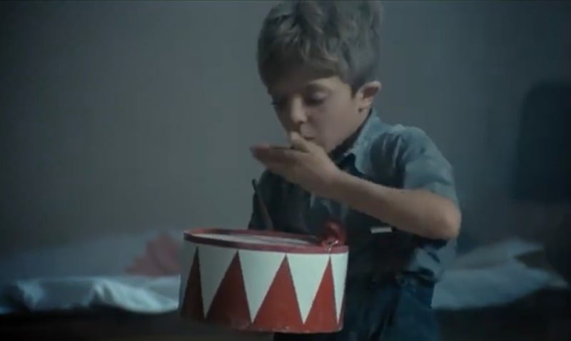 Uno screenshot del film "Il tamburo di latta" di Volker Schlöndorff