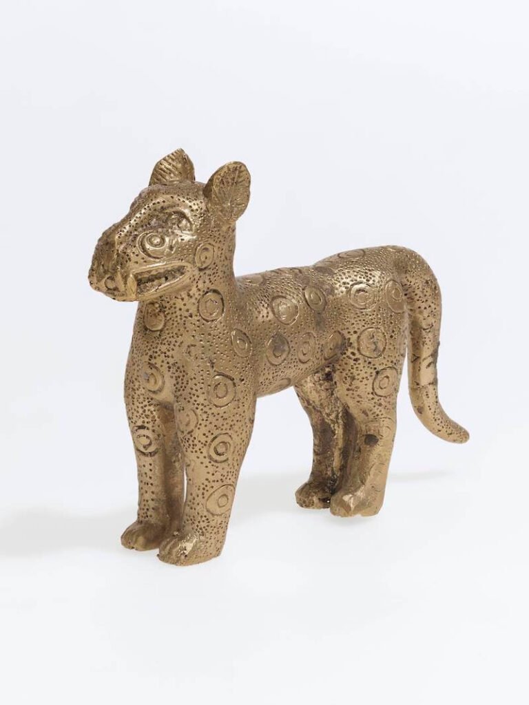 Officina di Phil Omodamwen, Figura contemporanea in stile antico, Nigeria, Benin City, prima del 2023, fusione in ottone, Museum Rietberg, Inv. n. 2024.17, acquistato con fondi della Città di Zurigo.