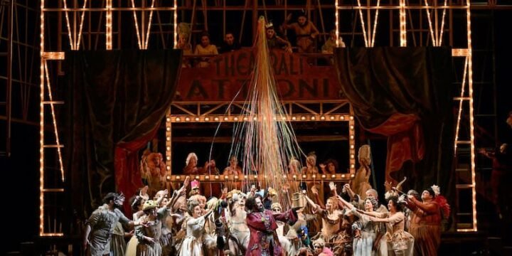 Una scena de "L'elisir d'amore" di Gaetano Donizetti nel nuovo allestimento di Daniele Menghini. Foto di Roberto Ricci