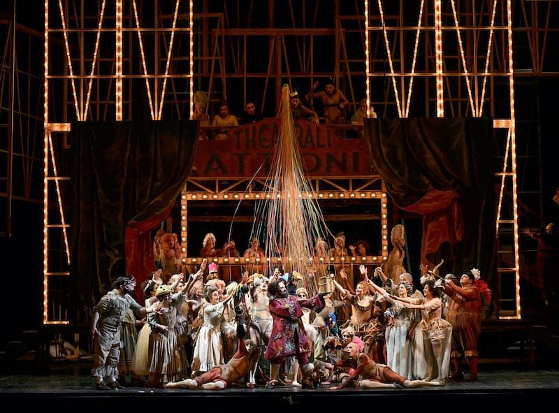 Una scena de "L'elisir d'amore" di Gaetano Donizetti nel nuovo allestimento di Daniele Menghini. Foto di Roberto Ricci