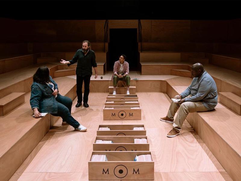 Una scena dello spettacolo "Memory of Mankind" di Marcus Lindeen. Foto © Beatrice Borgers