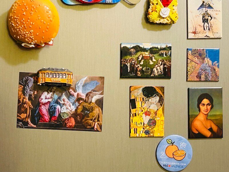 Alcuni magneti sullo sportello del frigorifero di Saul Stucchi, direttore di ALIBI Online