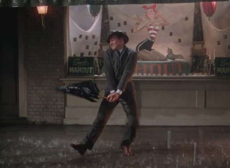 Un fermo immagine del film "Cantando sotto la pioggia" di Stanley Donen e Gene Kelly