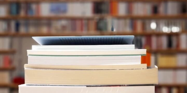 Pila di libri accumulati in attesa di lettura. Foto di Saul Stucchi per ALIBI Online