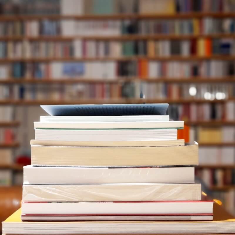 Pila di libri accumulati in attesa di lettura. Foto di Saul Stucchi per ALIBI Online