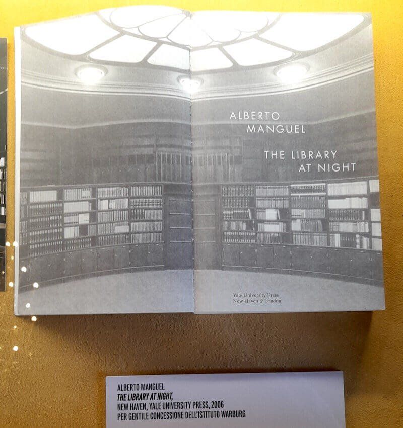 Il libro "The Library at Night" di Alberto Manguel esposto alla mostra sulla biblioteca di Umberto Eco alla Biblioteca Braidense di Milano