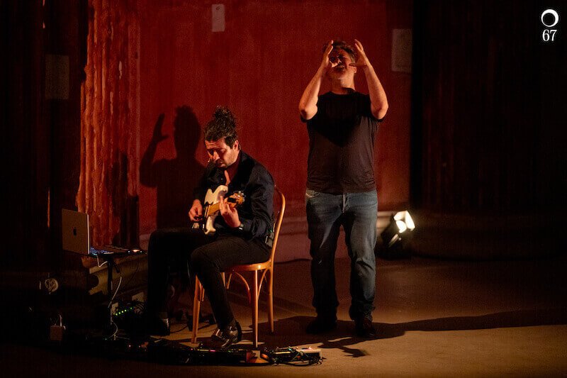 Giulio Barocchieri e Davide Enia nello spettacolo "Autoritratto". Foto di Andrea Veroni