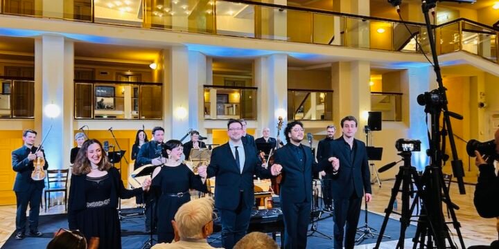 L'Ensemble Locatelli riceve gli applausi del pubblico dopo aver eseguito l'oratorio "Il Mosè" di Bernardo Pasquini nel Ridotto Gavazzeni del Teatro Donizetti di Bergamo