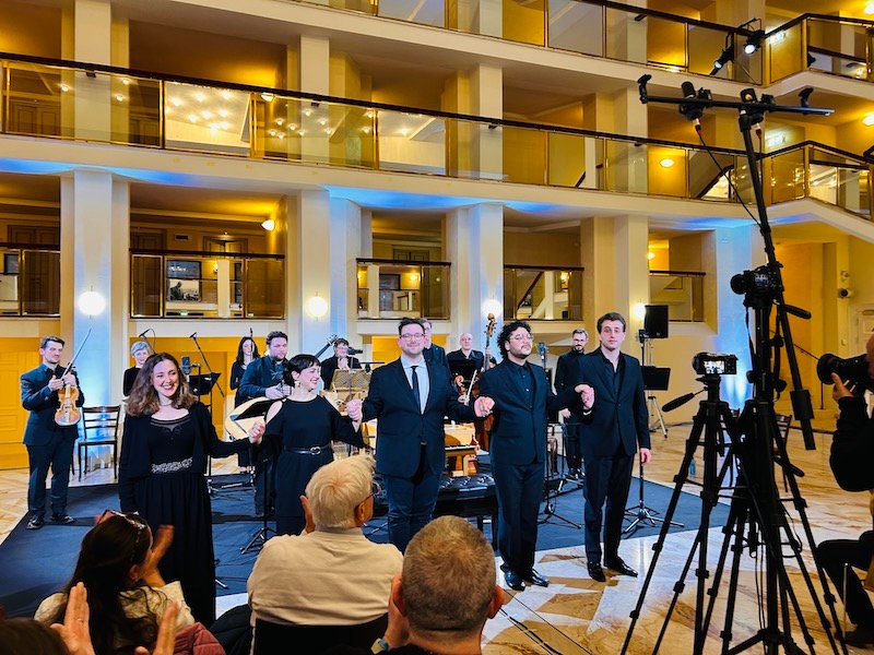 L'Ensemble Locatelli riceve gli applausi del pubblico dopo aver eseguito l'oratorio "Il Mosè" di Bernardo Pasquini nel Ridotto Gavazzeni del Teatro Donizetti di Bergamo