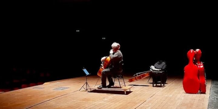 Mario Brunello durante le prove del concerto al Teatro Carlo Felice di Genova, 17 febbraio 2025. Foto di Saul Stucchi per ALIBI Online