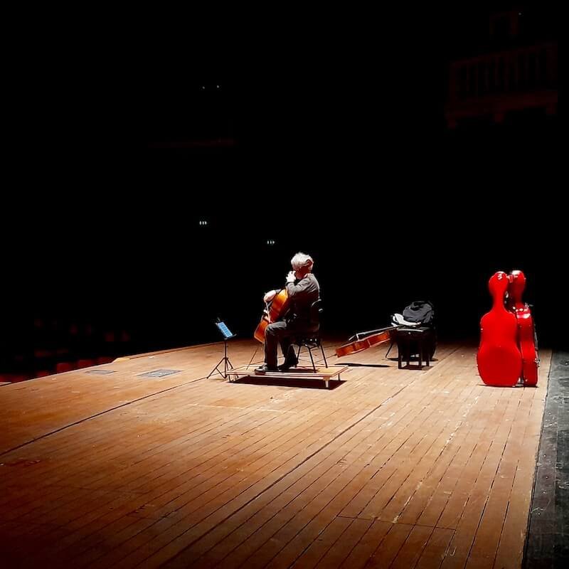 Mario Brunello durante le prove del concerto al Teatro Carlo Felice di Genova, 17 febbraio 2025. Foto di Saul Stucchi per ALIBI Online