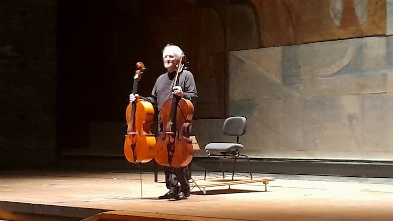Mario Brunello al termine del concerto al Teatro Carlo Felice di Genova, 17 febbraio 2025. Foto di Saul Stucchi per ALIBI Online