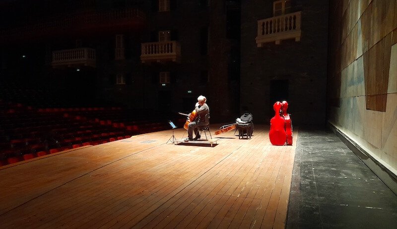 Mario Brunello durante le prove del concerto al Teatro Carlo Felice di Genova, 17 febbraio 2025. Foto di Saul Stucchi per ALIBI Online