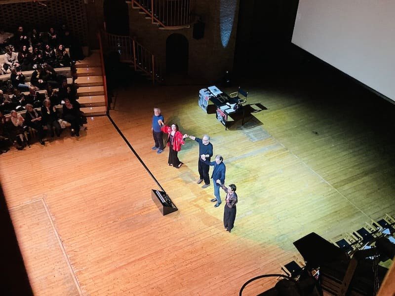 Gli interpreti ricevono gli applausi del pubblico al termine di “Non era così. Un ritratto di Luca Ronconi” al Piccolo Teatro Studio